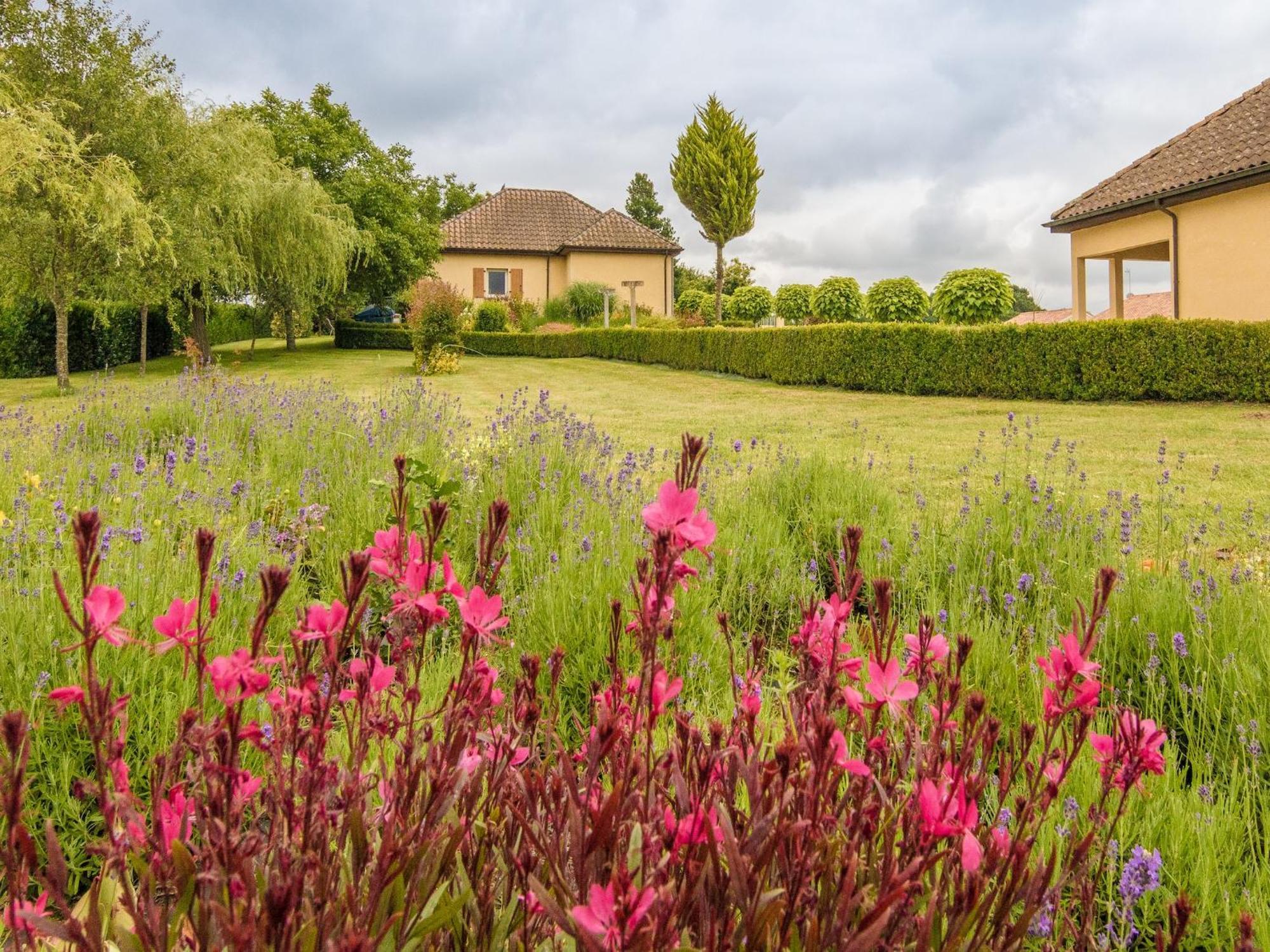 Modern Holiday Home In Aquitaine Saint-Nexans Exterior foto